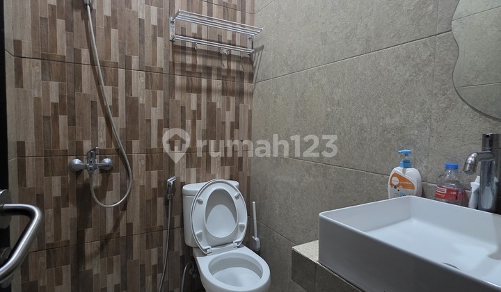 Rumah Tomang Strategis 3.5 Lantai Siap Huni Row Jalan 2 Mobil 2
