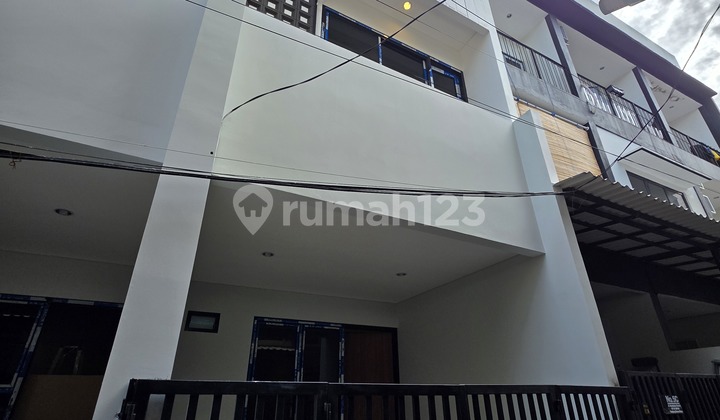 Rumah Murah Tanjung Duren 3 Lantai Siap Huni 2