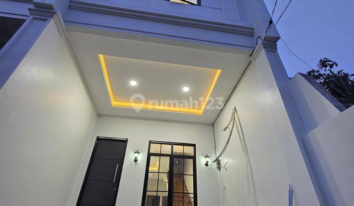 Rumah Duri Kepa Siap Huni Strategis 3 Lantai Classic Jalan 2 Mobil 2