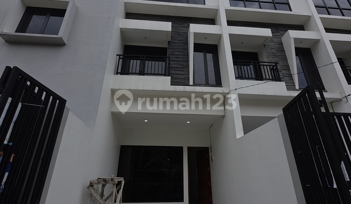 Rumah 3 Lantai Duri Kepa Lt.100.8m2 One Gate