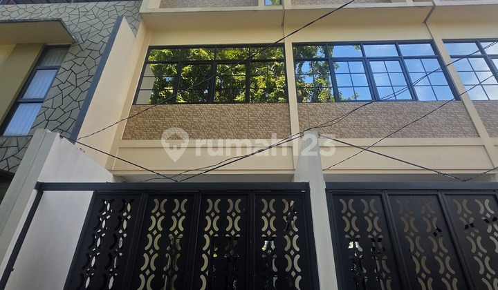 "1 Billion House in West Jakarta? 3.5 Floors Too!" "Walking Distance to Campus & Kopro Market!"