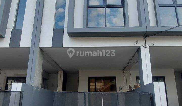 Rumah Taman Ratu 3 Lantai Shm Timur Jalan 3 Mobil 1