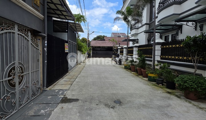 Affordable Jelambar House, Strategic Location, 1.5 Floors, Row for 2 Cars 2