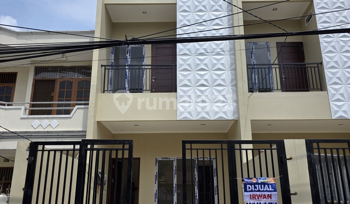 Rumah 3 Lantai Minimalis Duri Kepa Row Jalan 2 Mobil