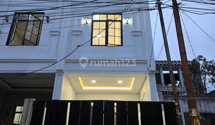 Rumah Duri Kepa Siap Huni Strategis 3 Lantai Classic Jalan 2 Mobil 1