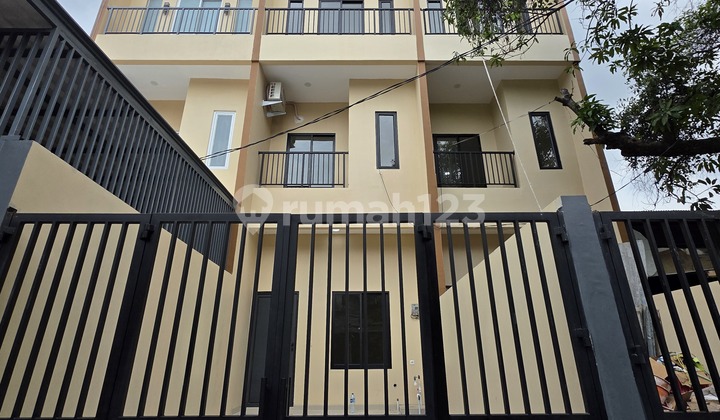 Grogol House Ready to Live In Highly Strategic 3.5 Floors Grogol House Ready to Live In Highly Strategic 3.5 Floors