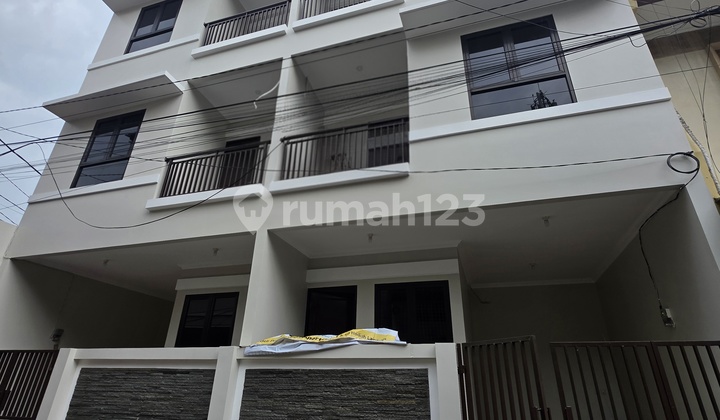 Rumah Tanjung Duren 3 Lantai Minimalis Lokasi Sangat Strategis Row 2 Mobil