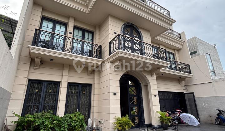 Sultan Cempaka Putih 3.5-Story House