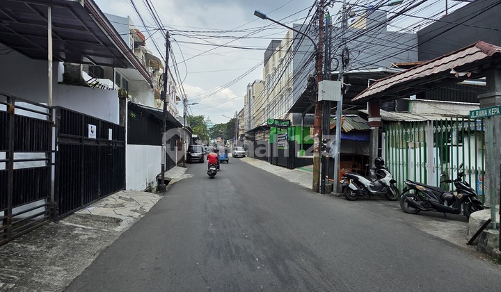 Ruko Strategis 3.5 Lantai di Tomang Jakbar - Siap Usaha, Harga Spesial! 2