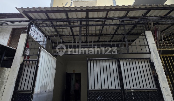 Affordable 3.5-Story Strategic House in Jelambar