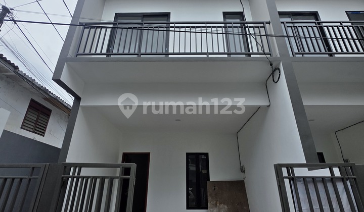 Rumah Murah Jakarta Barat 3 Lantai Lokasi Strategis