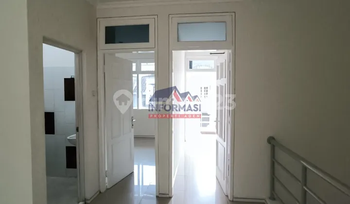 Puri Media Jarang Ada , Hadap Timur