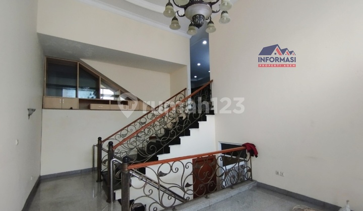 Permata Buana, Rare Find. 2-Car Garage & 2-Car Carport 2