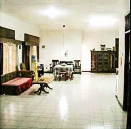 Nice and Spacious House, Perfect for Business on Nimun Raya Street. Tanah Kusir. Kebayoran Lama. South Jakarta. 2