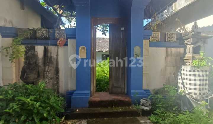 Bangunan mangkrak tinggal renofasi  jalan raya kayu aya seminyak