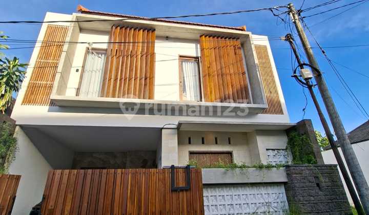 Di Jual Villa Lantai 2*fully Furnished* Tempat Strategis Dan Nyaman 