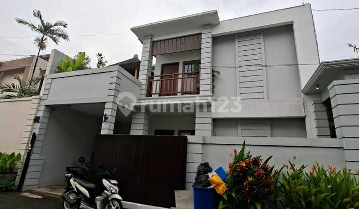 Disewakan Villa Bulanan, Tahunan 3 Kamar Tidur Lantai Dua di Jalan Mertanadi Seminyak Disewakan Villa Bulanan, Tahunan 3 Kamar Tidur Lantai Dua di Jalan Mertanadi Seminyak