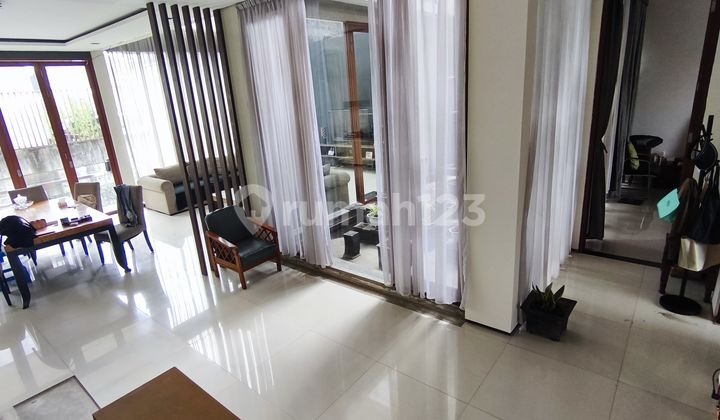 Selling a House in a Good Location and Fronting in the Favorite Cluster Mekar Wangi 2