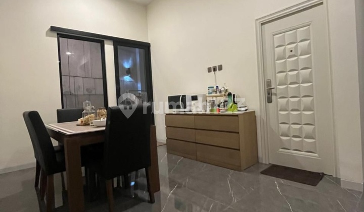 Rumah Bagus Nyaman Semi Furnish Dg 5 KT di Komp Elit Singgasana Pradana