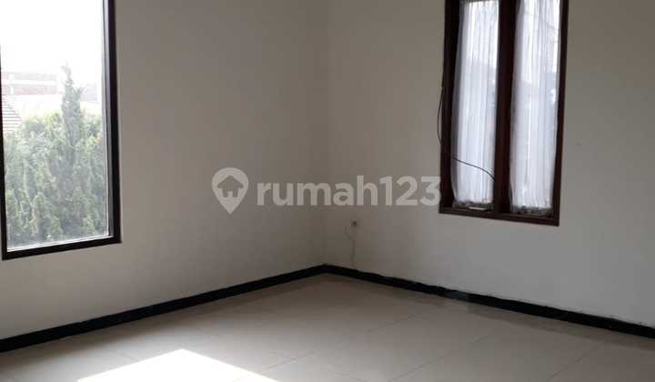 Neatly Maintained 2-Story House in the Coveted Singgasana Pradana Complex 2