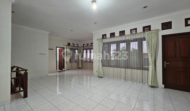 Rumah Villa Utk Ngadem Tenang Dan Nyaman Dg Taman Belakang Luas Rumah Villa Utk Ngadem Tenang Dan Nyaman Dg Taman Belakang Luas