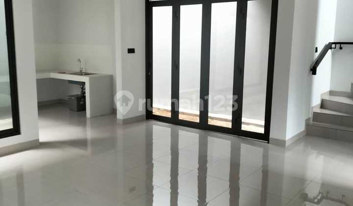 Disewakan Rumah 2 Lantai Summarecon Cluster Genova