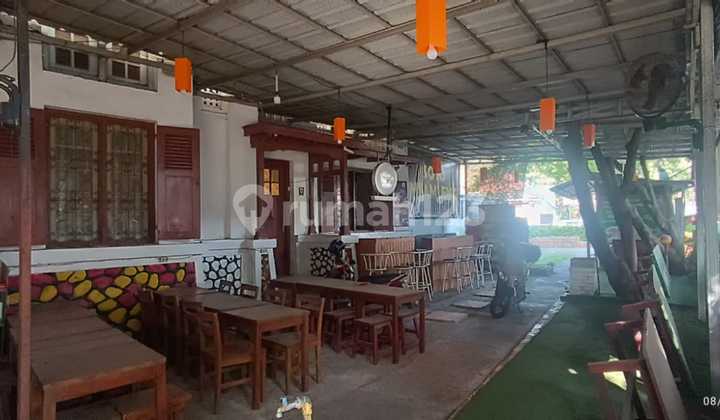 One-Story Dutch House, Ideal for Culinary Business, Office, etc., Location at Gatot Subroto Wing.