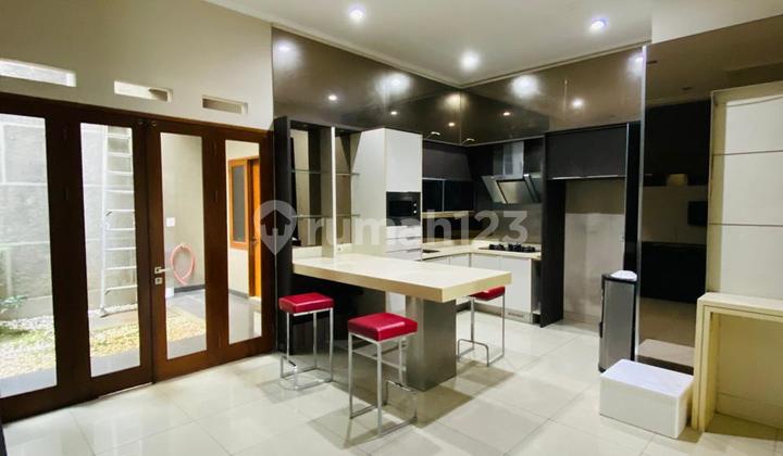 Rumah Cantik 2 Lantai,Furnish, Sayap Surya Sumantri