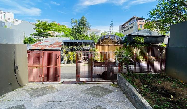 Rumah Cantik 2 Lantai,Furnish, Sayap Surya Sumantri 2