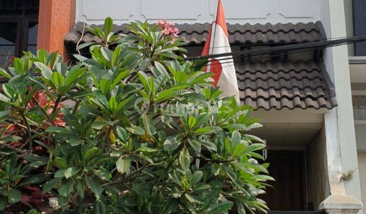 Dijual rumah antik 2 muka hadap barat dan utara ada 3 lantai yang strategis dan bisa untuk usaha  1