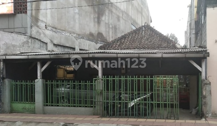 For sale in downtown Cimahi, in front of shops and behind residential buildings. For sale in downtown Cimahi, in front of shops and behind residential buildings.