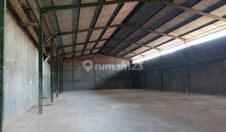 WAREHOUSE / Factory FOR RENT On Jl. Mengwitani Near Terminal and Market 1