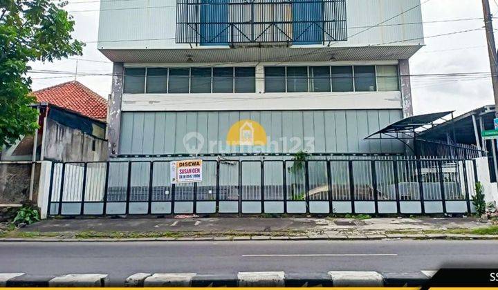 Ruang Usaha Pinggir Jalan Raya Di Kedungmundu, Semarang 1