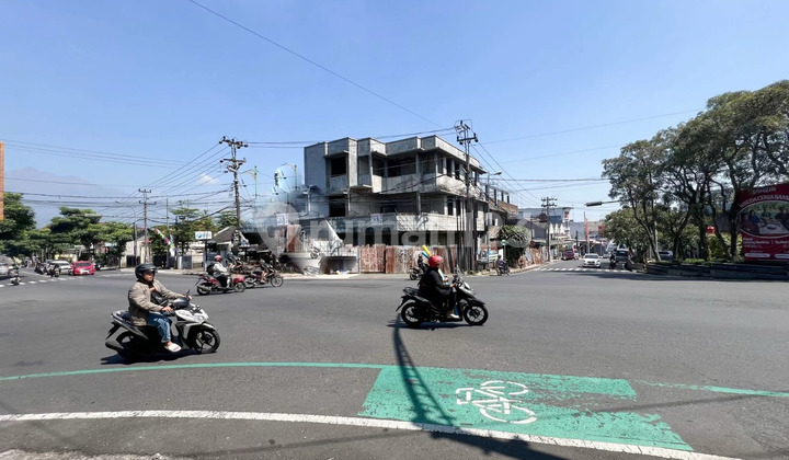 For Sale: Boarding House and Shop House in Salatiga, 5 Minutes to UKSW, Spacious Parking. 2