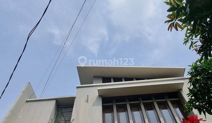 Rumah C
Puri Indah
Jakarta Barat Hadap TIMUR