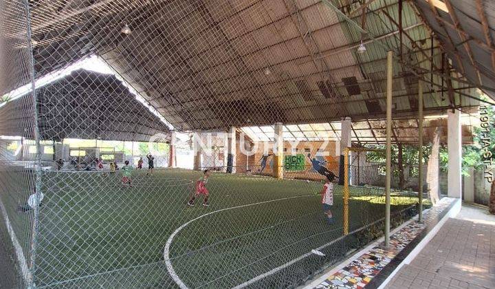 Bangunan Buat Usaha Dilengkapi Dengan Lapangan Futsal 2