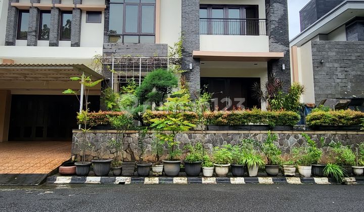 Dijual Rumah Siap Huni Ada Kolam Renang di Sektor 9