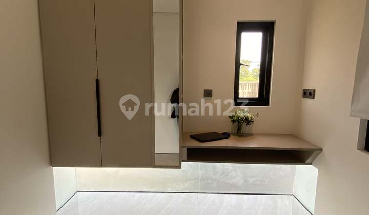 House ready for occupancy in Ciputat, adjacent to the Jakarta-Bogor main road and toll road. 2
