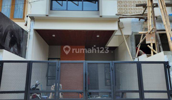 Rumah Mewah Modern 2.5 Lantai di Rawamangun 1