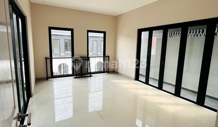 Rumah Baru 3 Lantai di Villa Majapahit Dekat Simpang Lima