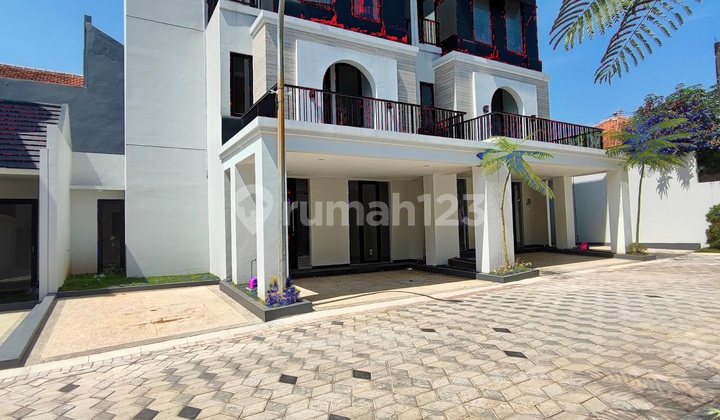 Dijual Rumah Baru 3 Lantai Strategis Dekat Akpol 1