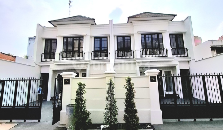 Rumah American Classic Lingkungan Komplek Cempaka Putih