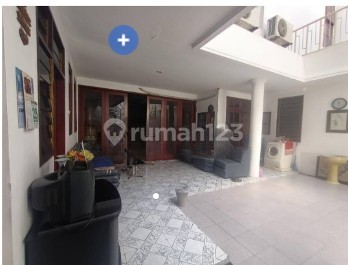 Luxury House in Manyar Kertoadi Located in the Center of Surabaya City
