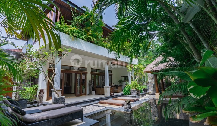 BEACH VILLA ONLY 200M TO THE FAMOUS SEMINYAK BEACH BEACH VILLA ONLY 200M TO THE FAMOUS SEMINYAK BEACH