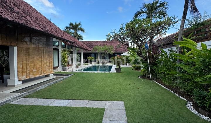 FOR RENT TROPICAL & HOMEY WITH BIG GARDEN VILLA IN SEMINYAK