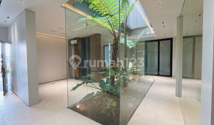 FOR SALE COMPACT BUILDING, IDEAL FOR BUSINESS NEAR NYANYI BEACH