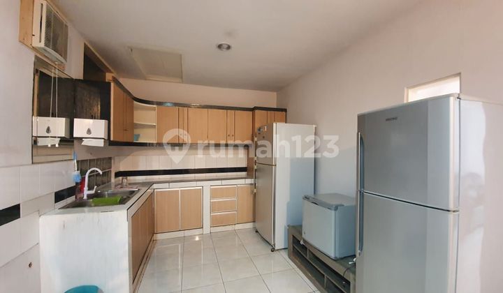 Rumah 2 lantai furnish rapi siap huni di Tomang
