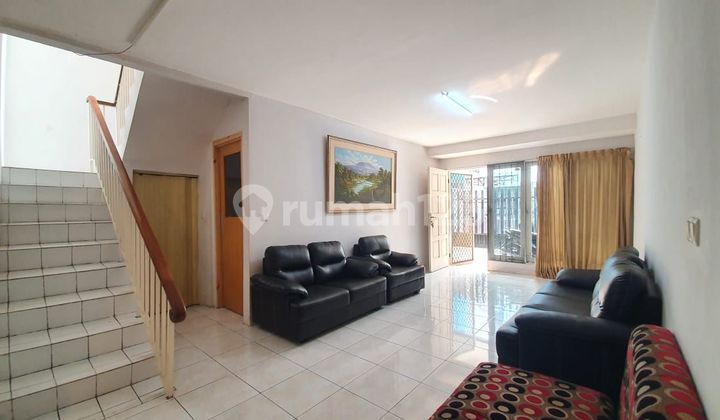 Rumah 2 lantai furnish rapi siap huni di Tomang
 2