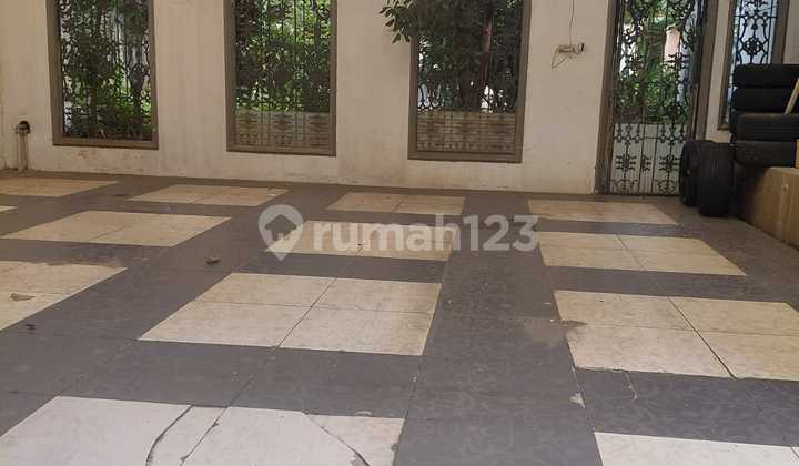 Asri House. Quiet. Close to Pondok Indah Mall. Toll Access. 2