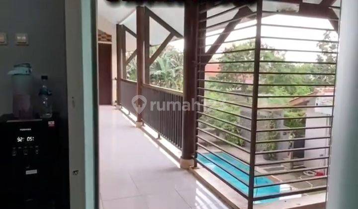 Dijual rumah bergaya villa dengan kolam renang besar harga murah depok 2